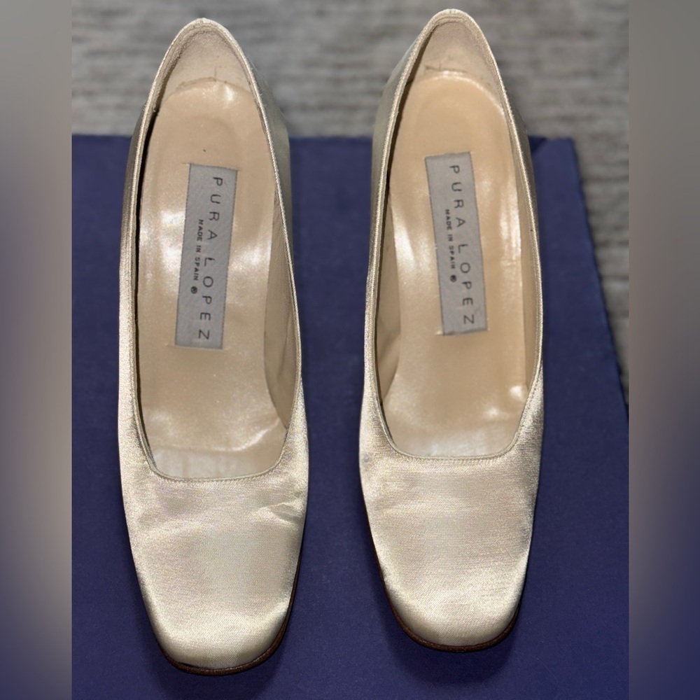 Pura Lopez Vintage Cream Silk Pumps